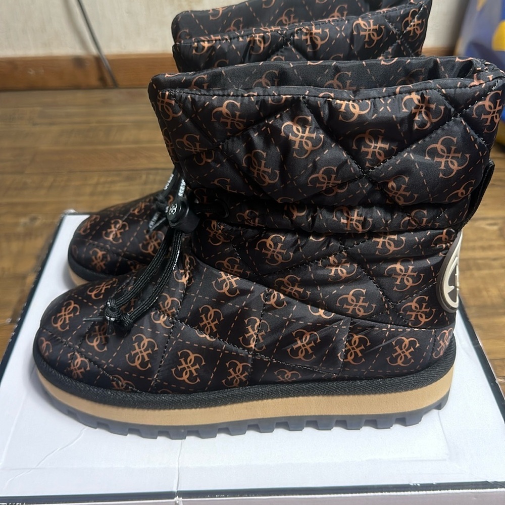 GUESS LEIAN2 BROWN/BLACK QUILTED BOOTS: NEW IN BOX: SIZE 7.5